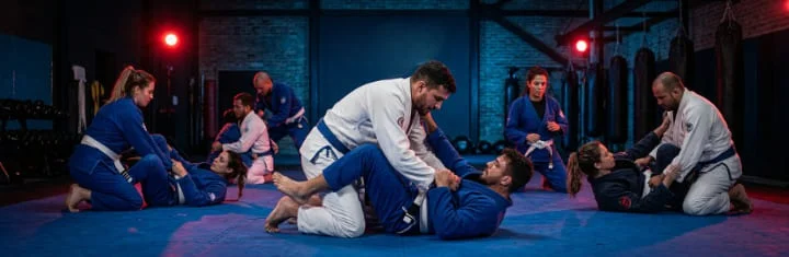 Adulto iniciante treinando Jiu-Jitsu pela primeira vez na Passo a Passos Jiu-Jitsu em Passos MG